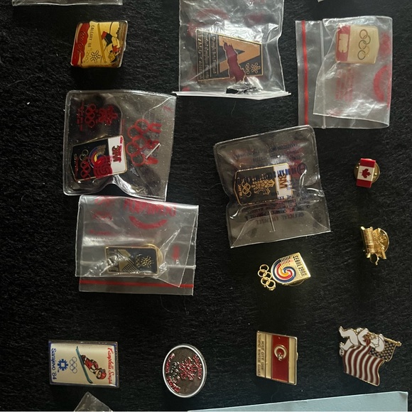Olympic pins Canada set - Picture 3 of 4